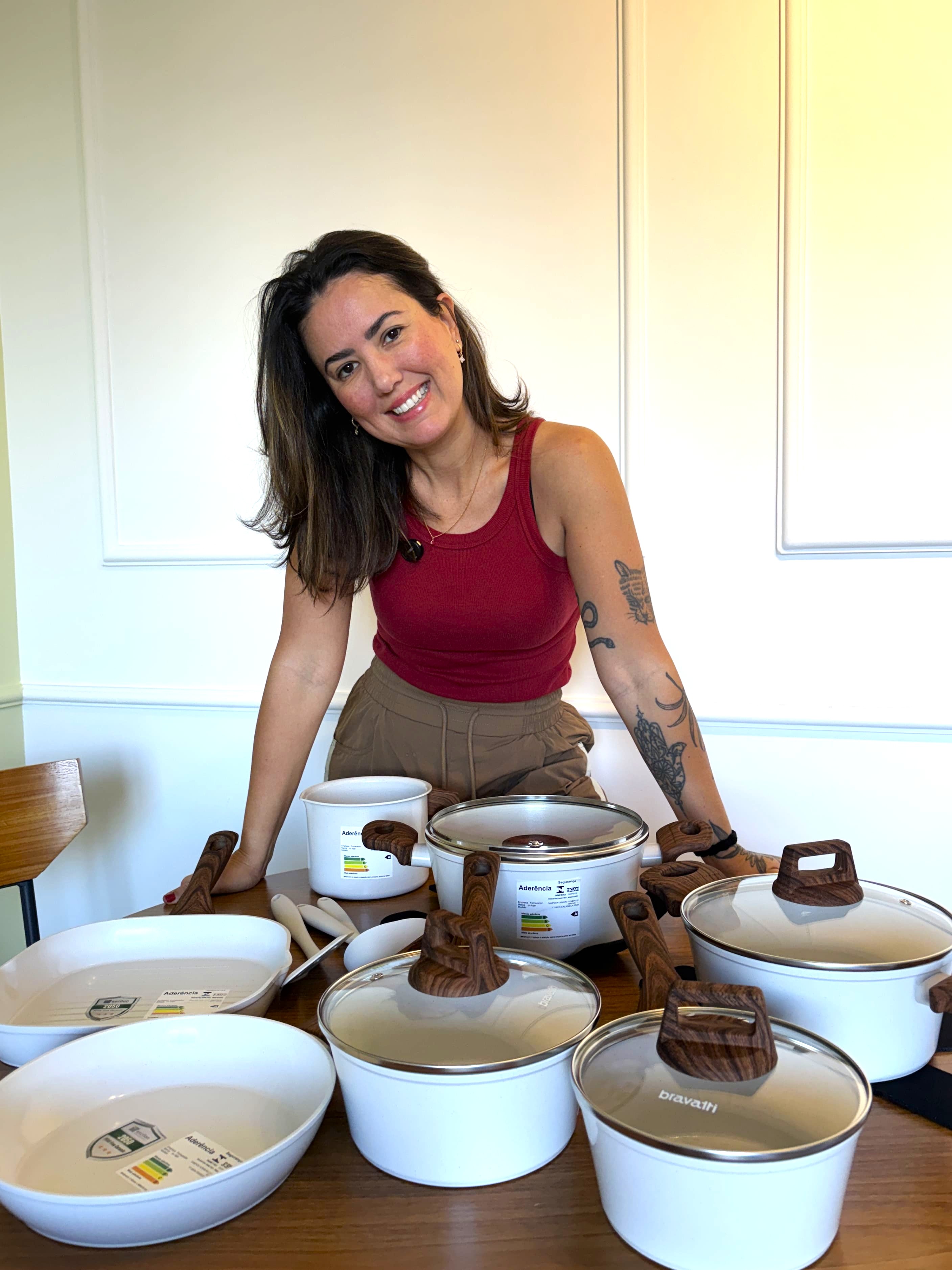 Cliente Bravatti utilizando o jogo de panelas na cozinha